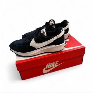 Nike Black Women’s Sneakers Waffle Debut Size 8.5/Men’s Size 7, NEW IN BOX